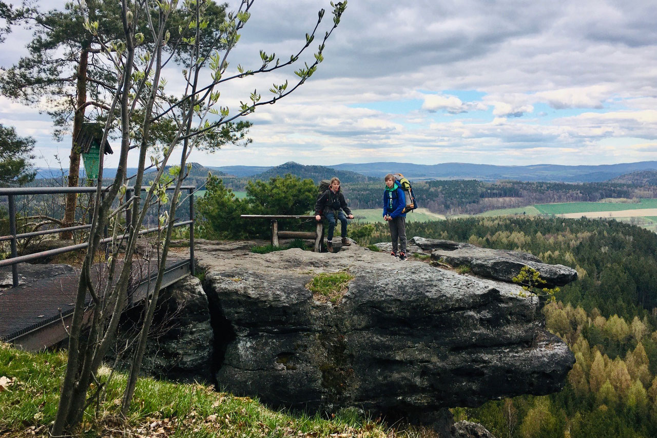 mutterliebe-im-mutter-und-sohn-urlaub_003